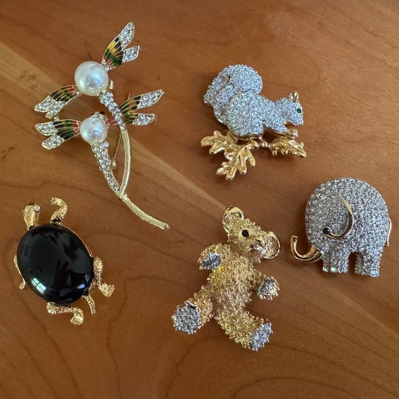 5  Crystal Enhanced Vintage Animal Brooches including. Swarovski and Butler - Picture 1 of 13